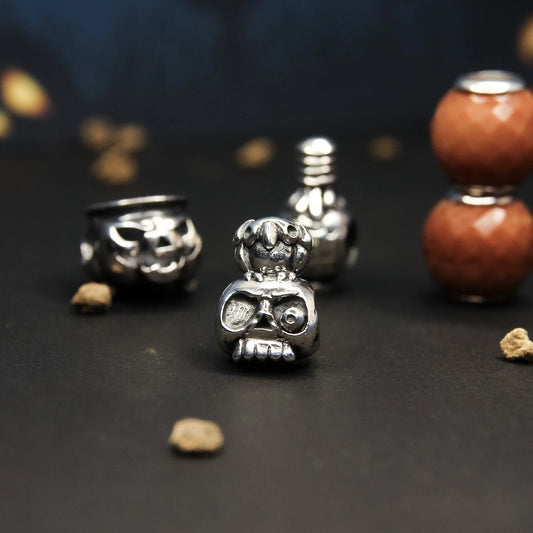 SKULL WITH RAVEN BEAD